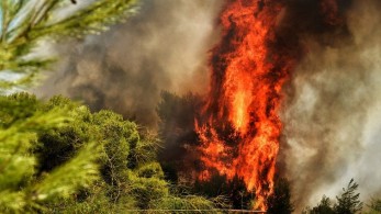 Μεγάλη πυρκαγιά στο Βύρωνα – Δύο τα μέτωπα της φωτιάς