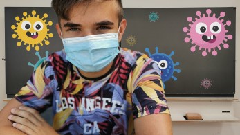 Ψευδείς ιατρικές βεβαιώσεις αναζητούν γονείς για να αποφύγουν τα παιδιά τους τη μάσκα