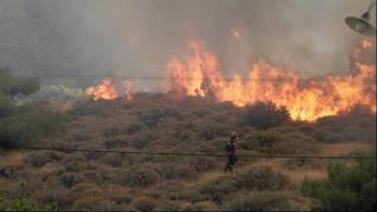 Φωτιά τώρα: Εκκενώνεται οικισμός στα Καλύβια Αττικής- Κάηκε σπίτι