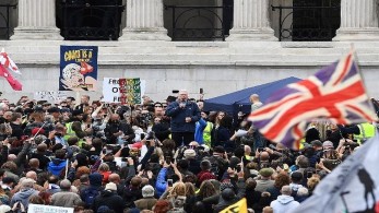 Συγκρούσεις αστυνομικών με διαδηλωτές στο Λονδίνο για τα νέα περιοριστικά μέτρα