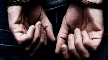 Χειροπέδες σε ειδικό φρουρό – Έκλεψε από επιχειρηματία 40.000 ευρώ!