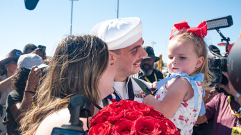 Το USS Abraham Lincoln επέστρεψε στις ΗΠΑ: 122 στρατιωτικοί γνώρισαν για πρώτη φορά τα παιδιά τους (video)