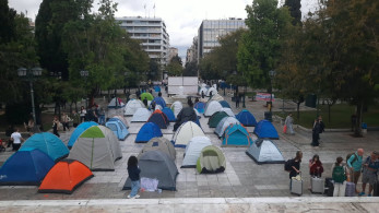 Σύνταγμα: Ασφυξία στην πλατεία λόγω βροχής και σκηνών