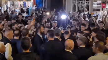 Νέες και νέοι «αποθέωσαν» τον Κυριάκο Μητσοτάκη στα Χανιά (video)