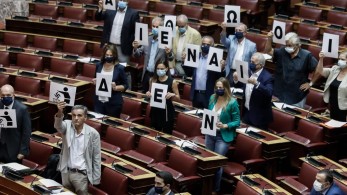 «Πλακώνονται» στον ΣΥΡΙΖΑ με αφορμή το πανό στη Βουλή