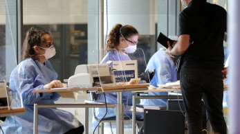 Κορωνοϊός: Συναγερμός στην Αττική από την έκρηξη των κρουσμάτων