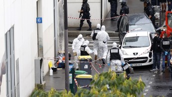 Charlie Hebdo: Στο μικροσκόπιο βίντεο με τον φερόμενο δράστη της επίθεσης με μπαλτά