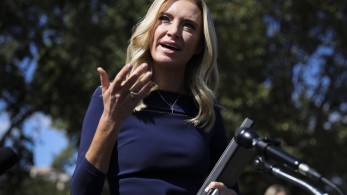 Θετική στον κορωνοϊό και η εκπρόσωπος Τύπου του Τραμπ