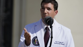 Ο Τραμπ παίρνει εξιτήριο από το νοσοκομείο κι ας μην έχει ξεπεράσει ακόμα τον κίνδυνο!