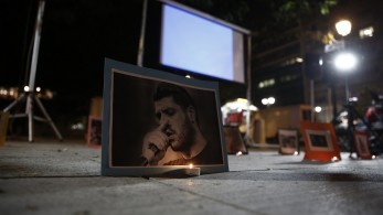 Με ένα κερί στο Σύνταγμα για τα θύματα της Χρυσής Αυγής (pics)