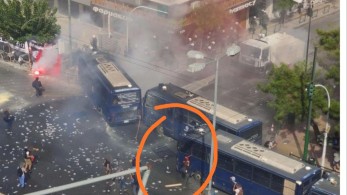 Η ΕΛΑΣ καταγγέλλει απόπειρα πυρπόλησης αστυνομικών οχημάτων στα επεισόδια στο Εφετείο (pics)