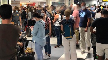 Κρήτη: Απίστευτες εικόνες συνωστισμού στο αεροδρόμιο Ηρακλείου