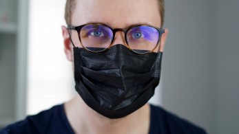 Τους νέους “χτυπά” ο κορωνοϊός-Καμπανάκι για τα κρούσματα