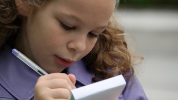 Το γράψιμο με το χέρι και όχι με το πληκτρολόγιο κάνει τα παιδιά εξυπνότερα