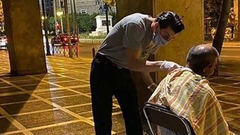 Κουρείς βγήκαν στους δρόμους της Αθήνας και περιποιήθηκαν άστεγους