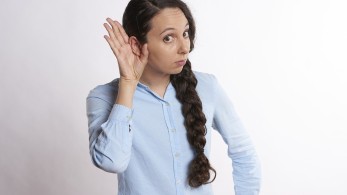 Μόνιμη απώλεια ακοής ενδέχεται να προκαλεί ο κορωνοϊός