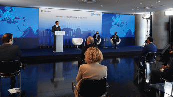 Η Ελλάδα αλλάζει πίστα στην κούρσα των επενδύσεων