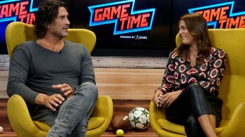 Ο Κώστας Κοκκινάκης παίζει μπάλα στο Game Time του ΟΠΑΠ