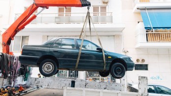 Πάνω από 2.300 εγκαταλελειμμένα οχήματα απομακρύνθηκαν από τον Δήμο Αθηναίων τον τελευταίο χρόνο