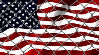 Τραμπ: Μειώνει κι άλλο τον αριθμό των προσφύγων που θα γίνουν δεκτοί στις ΗΠΑ το 2021