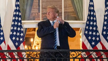 Επέστρεψε στον Λευκό Οίκο ο Τραμπ: Μη φοβάστε τον κορωνοϊό