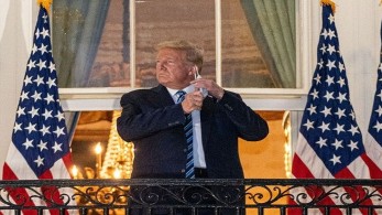 Ρεσιταλ Τραμπ από το μπαλκόνι του Λευκού Οίκου: “Είμαι καλά”