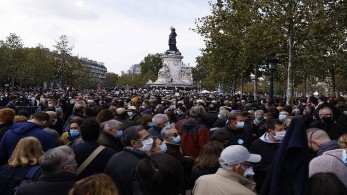 Γέμισαν οι δρόμοι του Παρισιού χιλιάδες πολίτες για να αποτίσουν φόρο τιμής στην μνήμη του Σαμιέλ Πατί