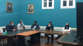 Σάμος: Σύσκεψη με τον Χαρδαλιά στο Δήμο Δυτικής Σάμου – Στήνονται σκηνές