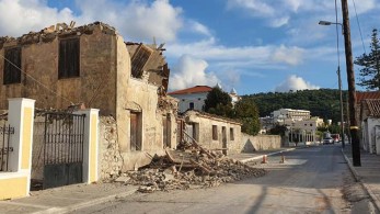 Σάμος: Mεγάλες ζημιές σε παλαιά κτίρια και μικροτραυματισμοί από τα 6,7 Ρίχτερ (live)