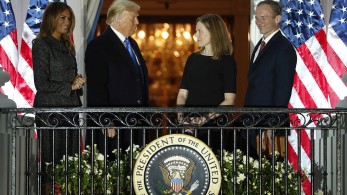 ΗΠΑ: Εγκρίθηκε ο διορισμός της Έιμι Κόνι Μπάρετ στο Ανώτατο Δικαστήριο