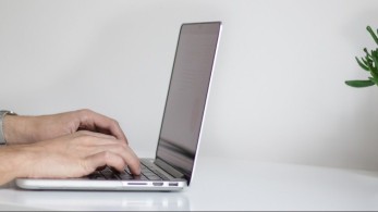 Το πορνό ναρκοθετεί τηλεκπαίδευση και τηλεργασία