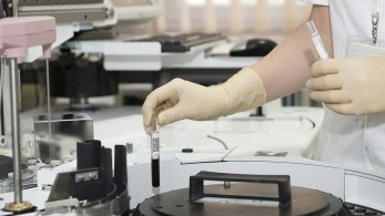 ΗΠΑ: Εγκρίθηκε το πρώτο φάρμακο αντισωμάτων για ασθενείς με μέτρια συμπτώματα κορωνοϊού