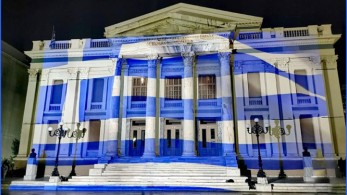 Στα γαλανόλευκα το Δημοτικό Θέατρο Πειραιά για την επέτειο της 28ης Οκτωβρίου