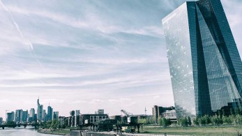 Νέο πλαίσιο για “γάμους” τραπεζών σχεδιάζει η Ε.Ε.