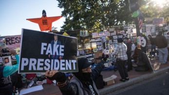 Αμερικανικές εκλογές: Υποστηρικτές του Μπάιντεν «πολιορκούν» τον Λευκό Οίκο