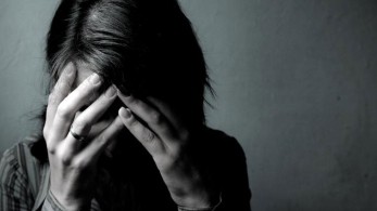 Στη σκιά της βίας: η διαδρομή ενός θύματος από το νοσοκομείο στο δικαστήριο