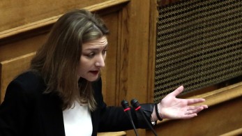 Αγκαλιά με τους αναρχοφασίστες η Γκαρά του ΣΥΡΙΖΑ