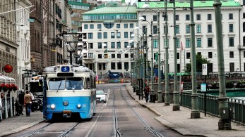 Κορωνοϊός: Η Ευρώπη αυστηροποιεί τα μέτρα, η Σουηδία τα χαλαρώνει