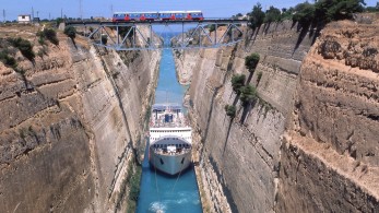 Ισθμός Κορίνθου: Ολοκληρώθηκαν οι εργασίες, παραδόθηκε στη ναυσιπλοΐα