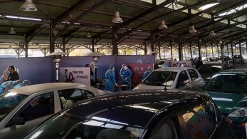 Λάρισα: Ουρές αυτοκινήτων στη σκεπαστή της Νεάπολης για rapid test