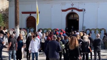 «Δάκρυσε» η Σάμος στο τελευταίο αντίο της Κλαίρης και του Άρη