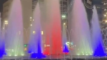 Στα χρώματα της Γαλλικής σημαίας το σιντριβάνι της Ομόνοιας (video)