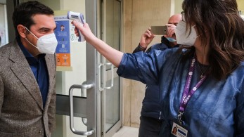 Τα κροκοδείλια δάκρυα του Τσίπρα για τη μεσαία τάξη