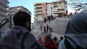 Τουρκία – σεισμός: Ολονύχτια μάχη στα συντρίμμια