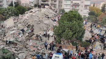 Σεισμός: Αγωνία για τους αγνοούμενους στη Σμύρνη – Σείεται η γη από τους μετασεισμούς