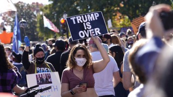 Η Αμερική γιορτάζει! Πανηγυρισμοί σε πολλές πόλεις μετά τη νίκη Μπάιντεν