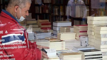 Στο τραπέζι το άνοιγμα των βιβλιοπωλείων
