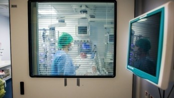 Σερβία: Δραματική αύξηση των νέων κρουσμάτων κορωνοϊου – Γεμίζουν τα νοσοκομεία