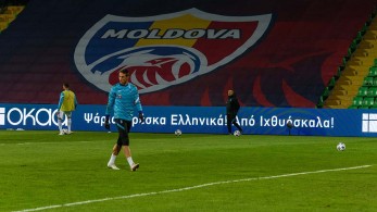 Νικήτριες και οι Ιχθυόσκαλες του ΟΚΑΑ μαζί με την Εθνική ομάδα ποδοσφαίρου