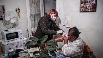 Κορωνοϊός: Νέα πτώση στον αριθμό κρουσμάτων και νοσηλειών στη Γαλλία